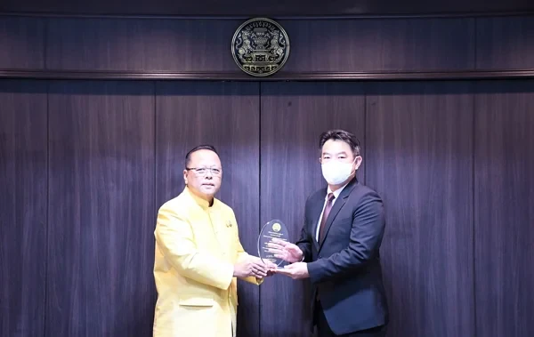 ดร.เพ็ชร ชินบุตร ประธานเจ้าหน้าที่บริหาร บจก.พลังงานมหานคร บริษัทในกลุ่ม